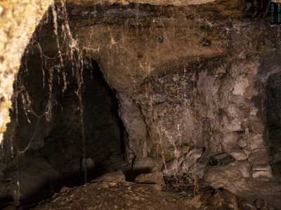 Di fronte a noi si aprono diversi locali e stanze cieche, molte delle quali murate e invase da ragnatele sulle pareti 